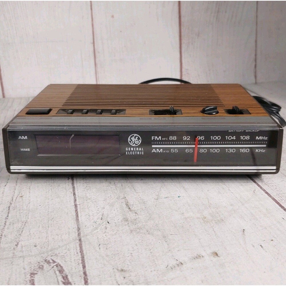General Electric GE Wood Grain Digital FM/AM Alarm Clock Radio 7-4624B - TESTED